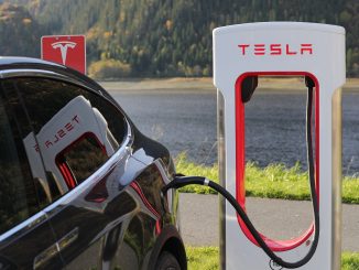 Tesla se připojuje k rostoucímu počtu výrobců automobilů, kteří oznámili významné investice do výroby a produkce ve Spojených státech