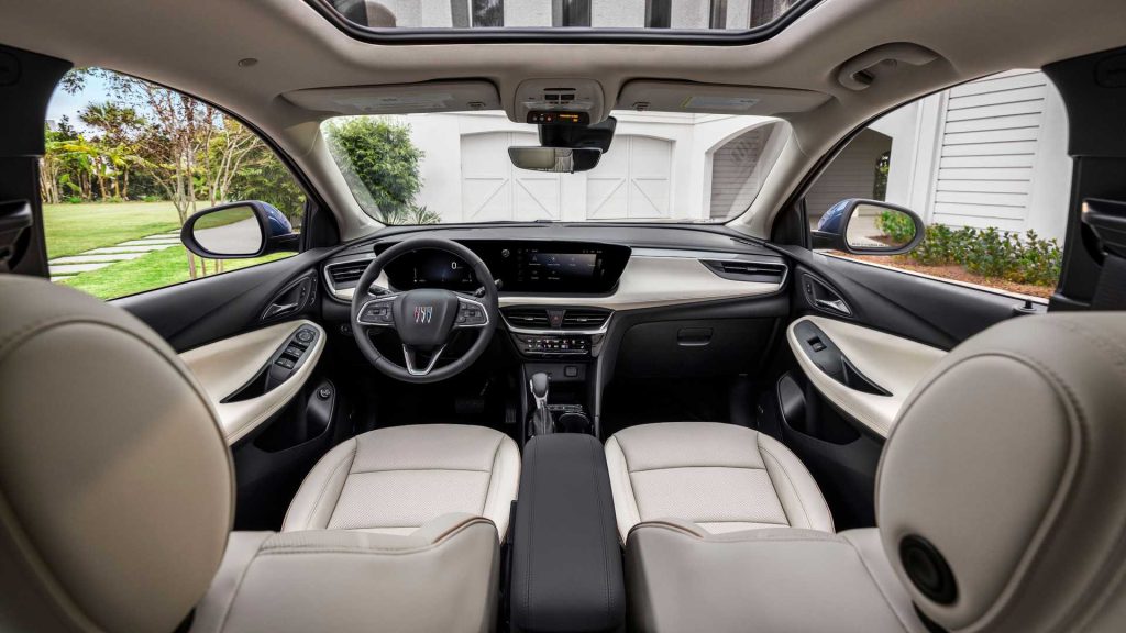Vše nahradil systém, který Buick nazývá Virtual Cockpit a který zahrnuje digitální displej řidiče a středový displej infotainmentu začleněný do jediné obrazovky