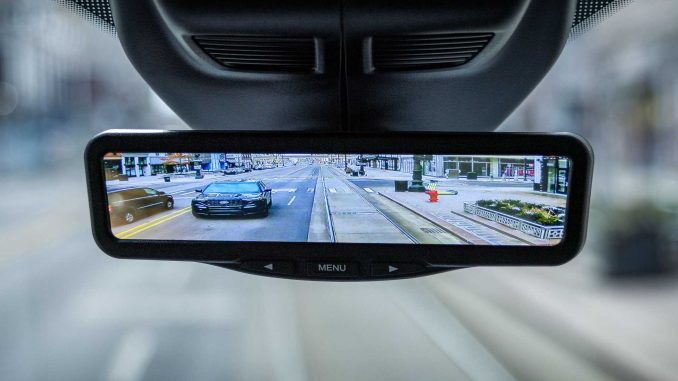 Ford usnadňuje výhled z modelů Transit a E-Transit 2023 tím, že nabízí nové digitální zpětné zrcátko obsahující kameru