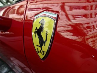 V roce 2022 automobilka Ferrari představila SUV Purosangue. V roce 2025 automobilka z italského Maranella představí svůj první elektromobil