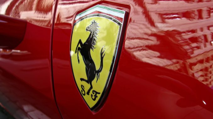 V roce 2022 automobilka Ferrari představila SUV Purosangue. V roce 2025 automobilka z italského Maranella představí svůj první elektromobil
