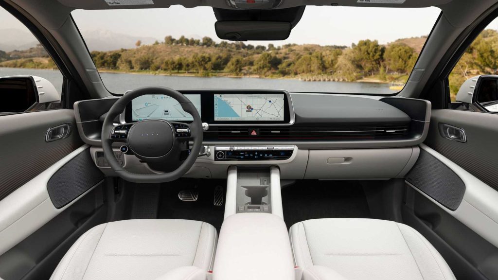 Automobilka vůz vybavila technologiemi, včetně dvou 12,3 palců širokých digitálních obrazovek