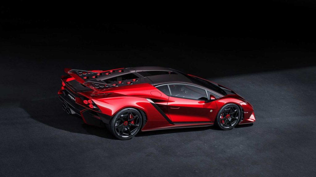 Labutí píseň Lamborghini pro V12 s pohonem pouze na benzin vzdává hold modelu Sesto Elemento na bázi Gallarda svým důrazem na lehkost a mohutné zadní křídlo