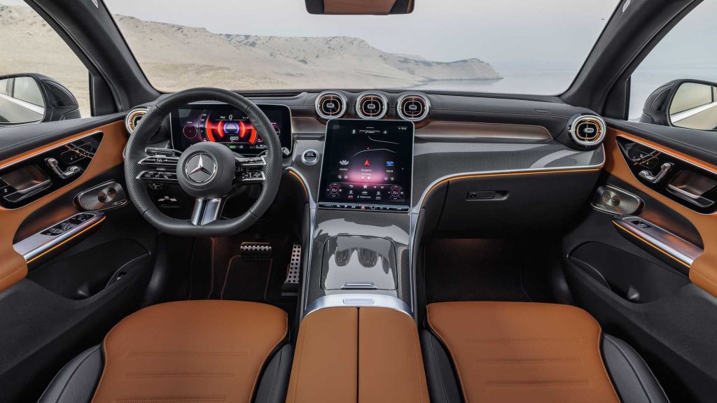 Kromě běžné sady senzorů a výstražných systémů zahrnuje Mercedes také 360stupňovou kameru Surround View pro manévrování v těsné blízkosti