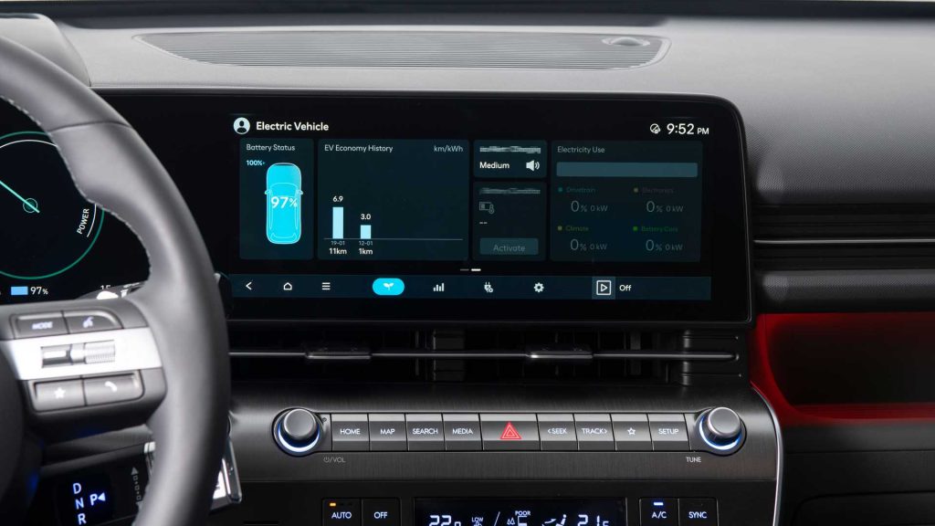Hyundai Kona 2024 má dvojici 12,3" displejů a spoustou konvenčních tlačítek spolu s několika knoflíky