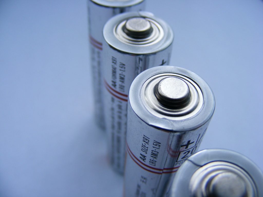 Výzkumníci z Illinoiského technologického institutu a Argonnské národní laboratoře amerického ministerstva energetiky vyvinuli lithium-vzduchovou baterii s pevným elektrolytem na bázi polymerů