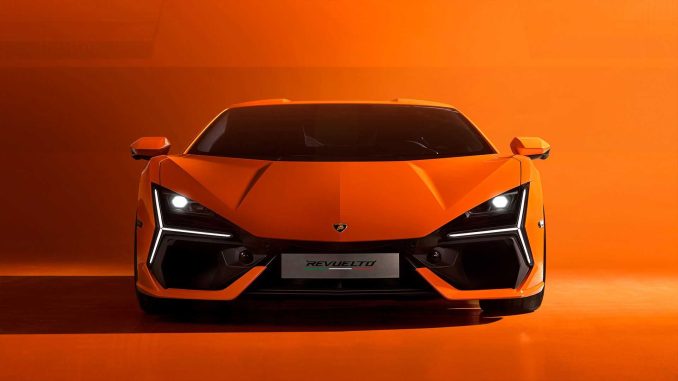 Přichází model Lamborghini Revuelto, dvoumístný sportovní vůz, který firma označuje za "blízkou budoucnost" vysoce výkonného automobilismu