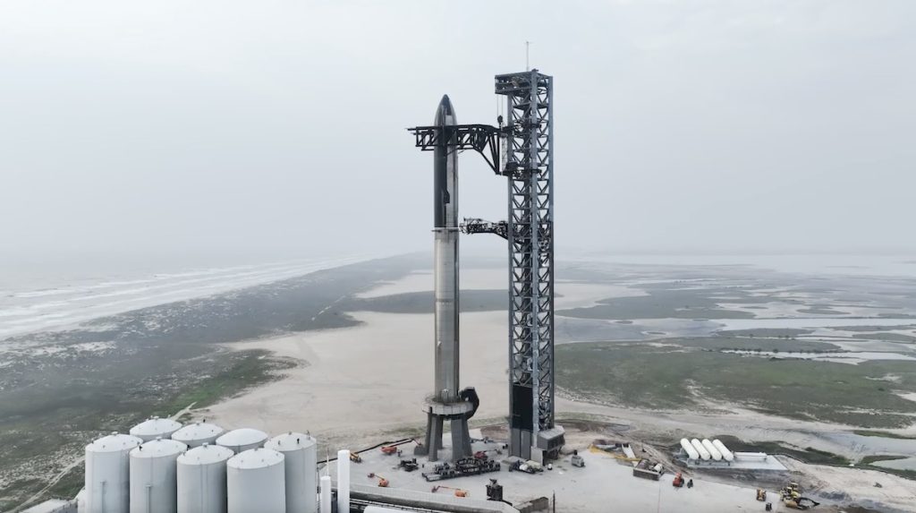 Plně složené rakety Starship a Super Heavy mají výšku asi 120 metrů