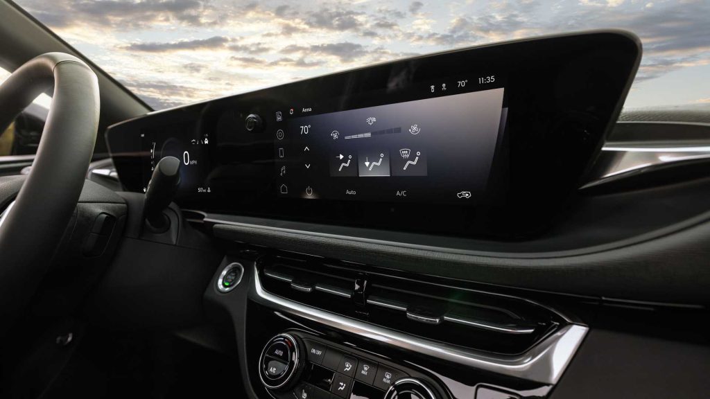 Stylová přístrojová deska vozu Buick má 19" obrazovku, přičemž dominantou je 11" obrazovka infotainmentu, která je v tomto segmentu nejlepší