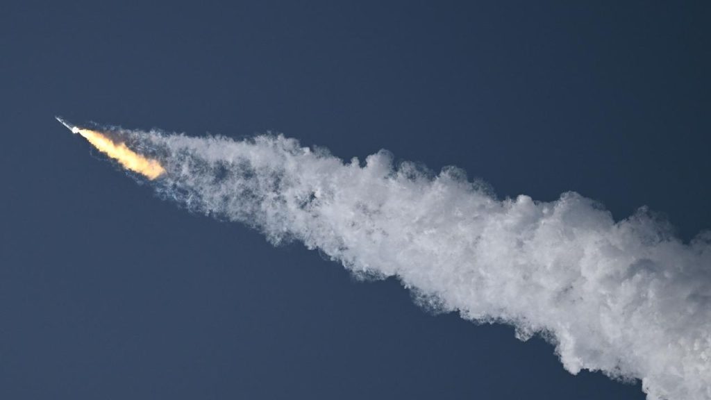 Nejvyššího bodu letu dosáhla ve výšce 39 km nad zemí. K explozi došlo podle SpaceX asi čtyři minuty po startu