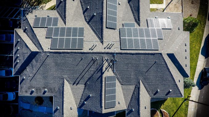 Mezinárodní výzkumná skupina vytvořila průsvitné perovskitové solární články, které si zachovávají slušnou úroveň viditelné propustnosti