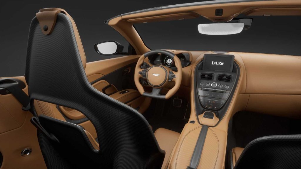Divize Q od Aston Martin může v rámci širší nabídky možností personalizace tónovat karbonová vlákna