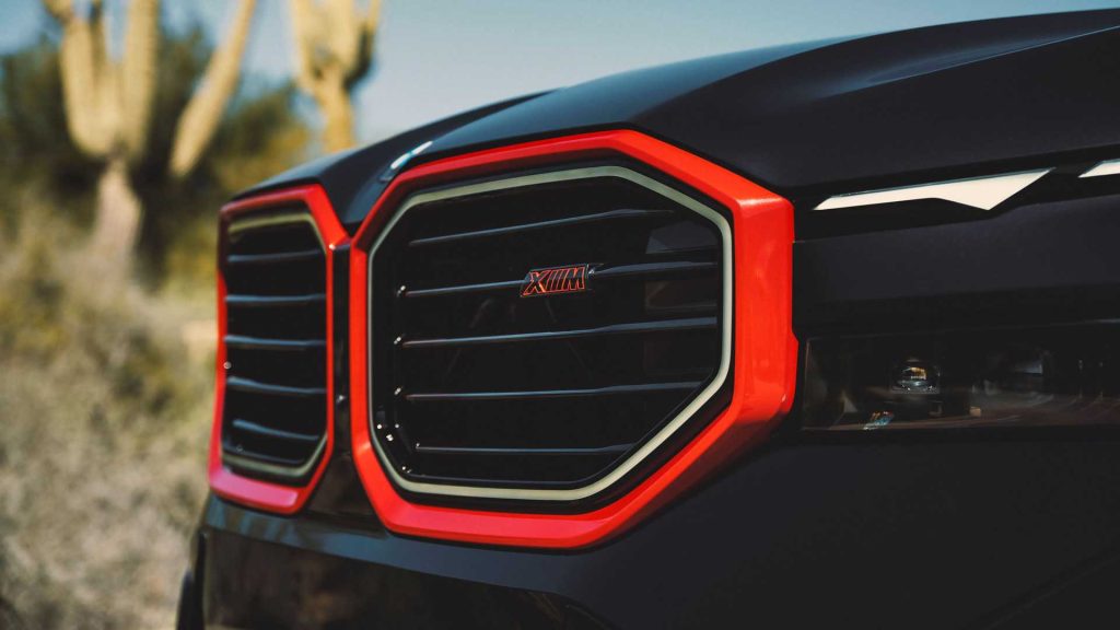 Aby se Red Label odlišil od běžného XM, aplikuje BMW na boky sportovního luxusního vozu i kolem mohutné mřížky chladiče akcenty v barvě Toronto Red