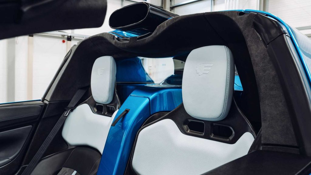 Oba cestující sedí v lehkých, závodními vozy inspirovaných sedadlech z uhlíkových vláken s čalouněním z kůže a Alcantary