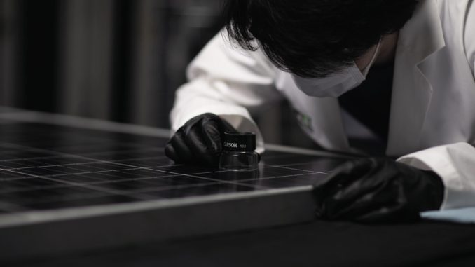 Výzkumníci spolupracující s Evropskou komisí vyvinuli novou metodu výpočtu uhlíkové stopy fotovoltaických modulů