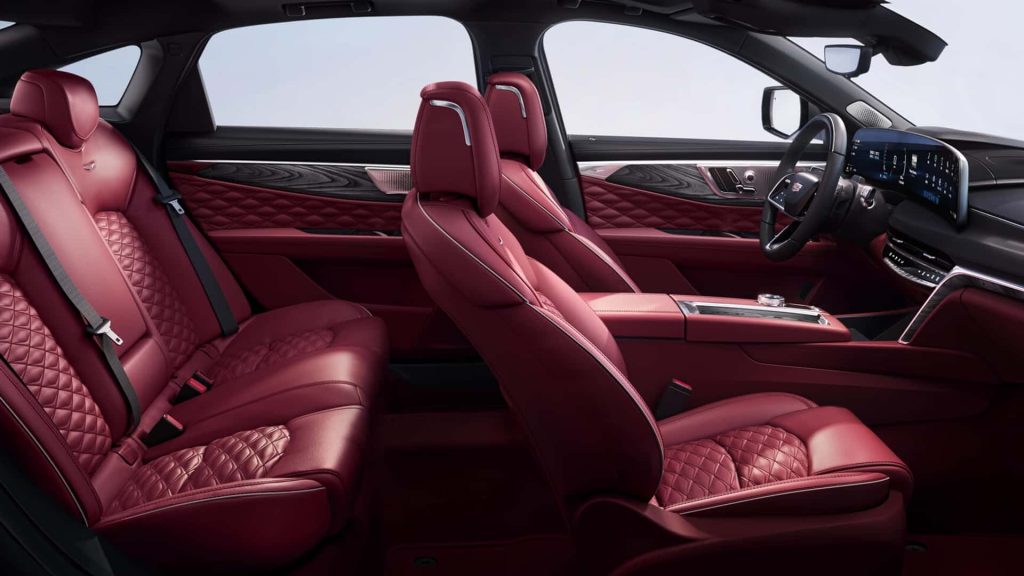 Za peníze si můžete pořídit velký sedan s červeným interiérem Renaissance Red