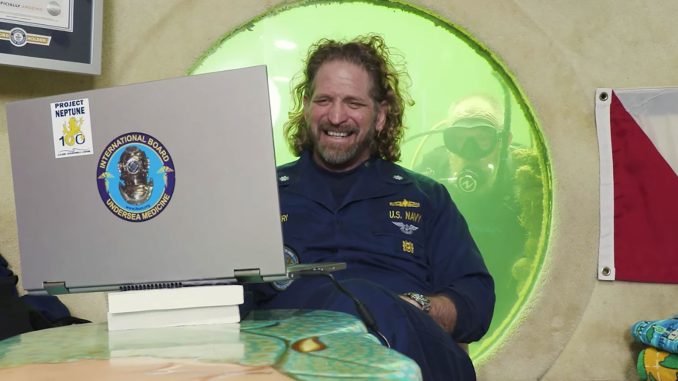 Floridský profesor Dituri, přezdívaný Dr. Deep Sea, překonal světový rekord v pobytu pod vodou. Překonal tak rekord z roku 2014