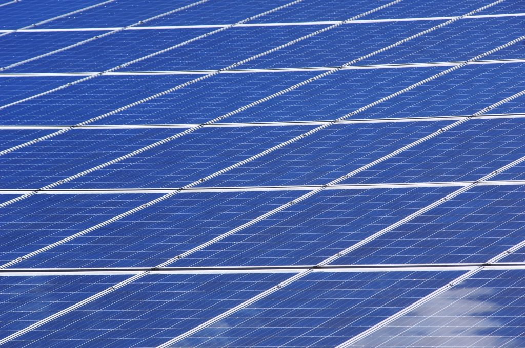 Výzkumníci modelovali životaschopné trajektorie dodávek 60 TW instalovaného solárního výkonu pro splnění cíle globální dekarbonizace