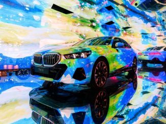 BMW na veletrhu Art Basel představilo výstavu nazvanou The Electric AI Canvas. Ta poprvé transformuje virtuální dílo na model BMW i5