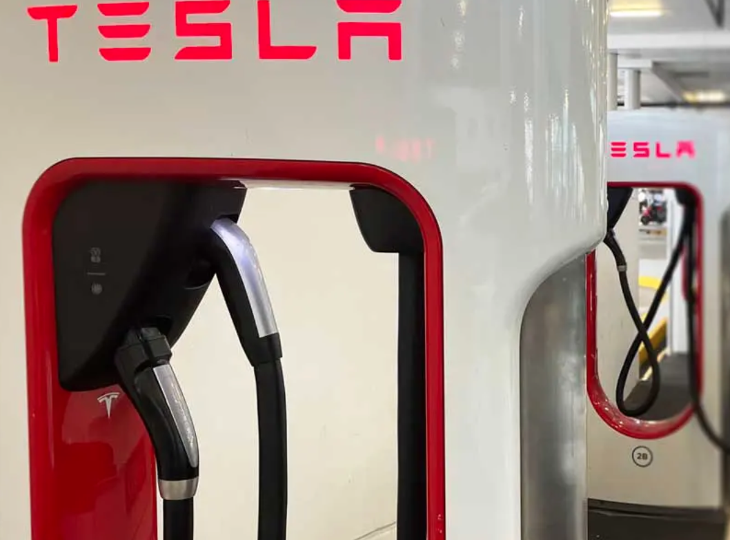 Tesla supercharger se čtečkou kreditních karet VTAUTA.CZ