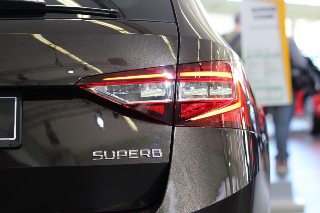 Dalším populárním modelem je Škoda Superb