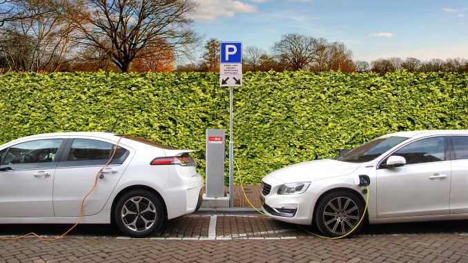 EU přijala nové zákony, které v příštích 18 měsících výrazně urychlí a usnadní přístup k nabíjecím místům pro elektromobily v Evropě