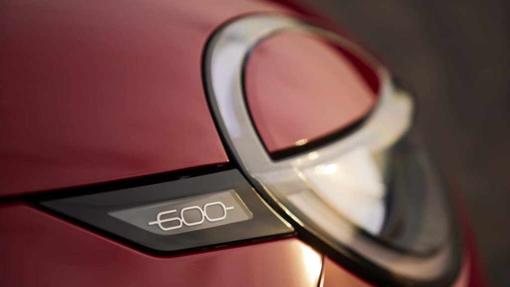 Logo "600" hrdě stojí vpředu a uprostřed a všimněte si, že vpředu není žádný znak Fiatu, protože název společnosti nesou pouze zadní dveře