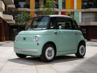 Po krátké ukázce před více než měsícem Fiat plně představil a podrobně popsal svůj nejmenší elektromobil, 2,53 m dlouhou čtyřkolku Topolino