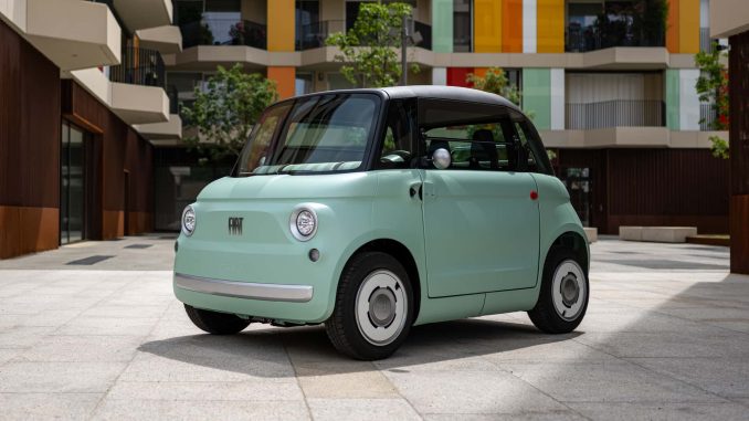 Po krátké ukázce před více než měsícem Fiat plně představil a podrobně popsal svůj nejmenší elektromobil, 2,53 m dlouhou čtyřkolku Topolino