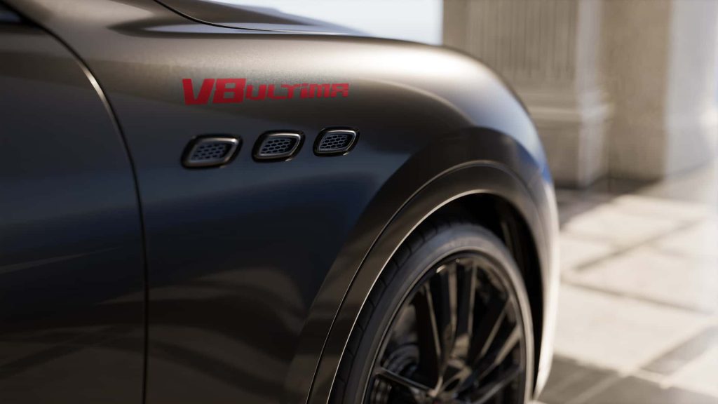 Levante V8 Ultima, který je k dispozici v barvách Nero Assoluto a Blu Royale, jezdí na 22" kolech s černou povrchovou úpravou