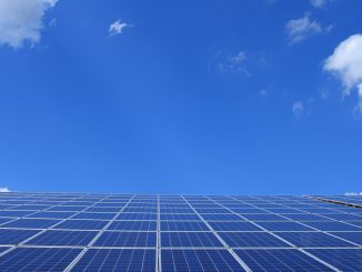 Farmář z Colorada instaloval vertikální bifaciální solární systém, který využívá bílého (albedo) skleníku ke zvýšení produkce