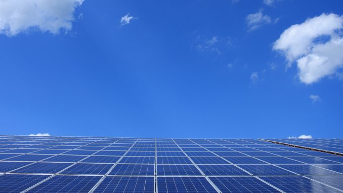 Farmář z Colorada instaloval vertikální bifaciální solární systém, který využívá bílého (albedo) skleníku ke zvýšení produkce