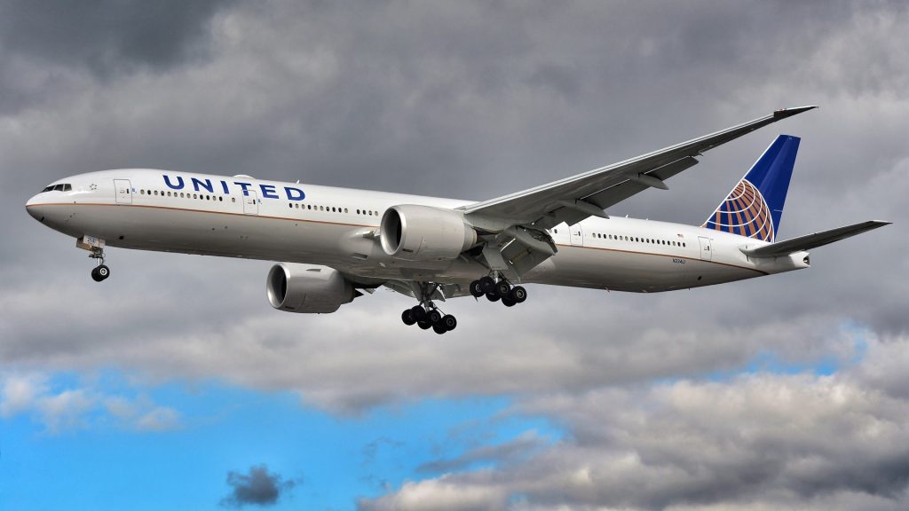 Letecká společnost United Airlines oznámila přidání Braillova písma do interiéru letadel ve své tiskové zprávě ve čtvrtek 27. července