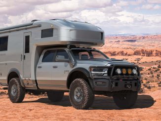 Společnost TruckHouse, přichází s modelem BCR Camper, který je umístěný na střeše vozu American Expedition Vehicles (AEV) Prospector XL