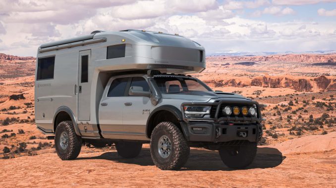 Společnost TruckHouse, přichází s modelem BCR Camper, který je umístěný na střeše vozu American Expedition Vehicles (AEV) Prospector XL