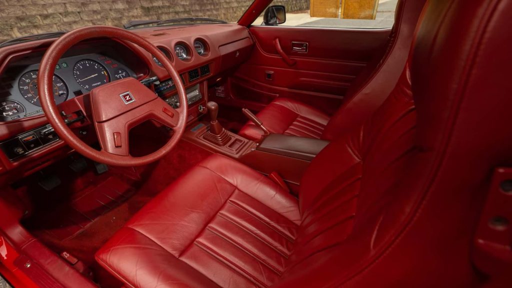 Tento model 280ZX, vybavený červeným koženým interiérem, t-topy a pětistupňovou manuální převodovkou, je určený pro řidiče, kteří hledají kaňony, do nichž by se mohli vydat