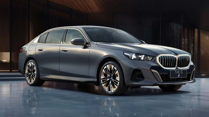 BMW představilo novou řadu 5 pro americký a evropský trh v květnu letošního roku a nyní představuje verzi prémiového sedanu i5 pro čínský trh