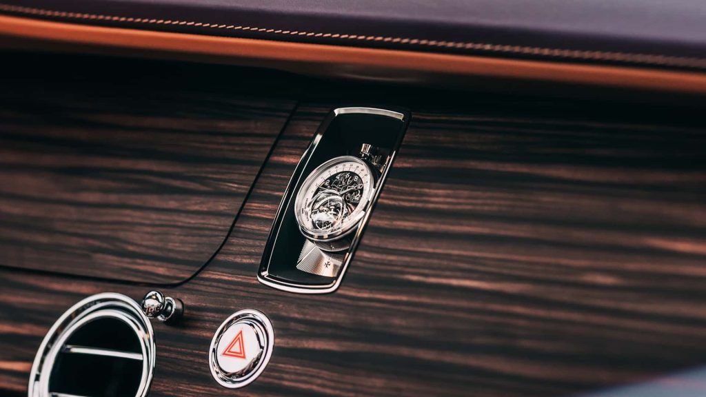Vacheron Constantin na designu hodinek úzce spolupracoval s Rolls-Royce a zakomponoval do nich ametystovou barvu s podstavcem z bílého zlata