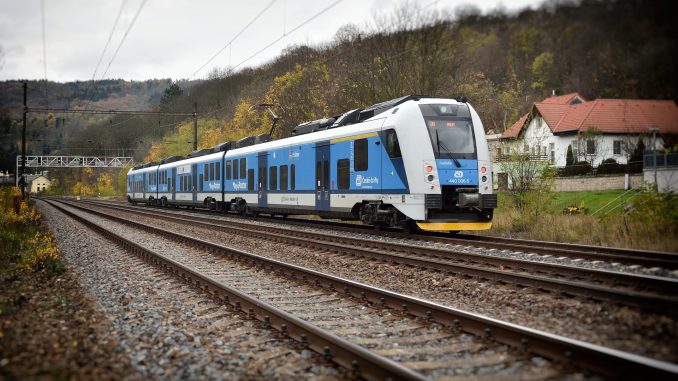 Železnice v Česku včera zažila premiéru. Po její trati se projel nový typ vlaku s názvem RegioFox. Brzy vyrazí po dalších regionech ČR