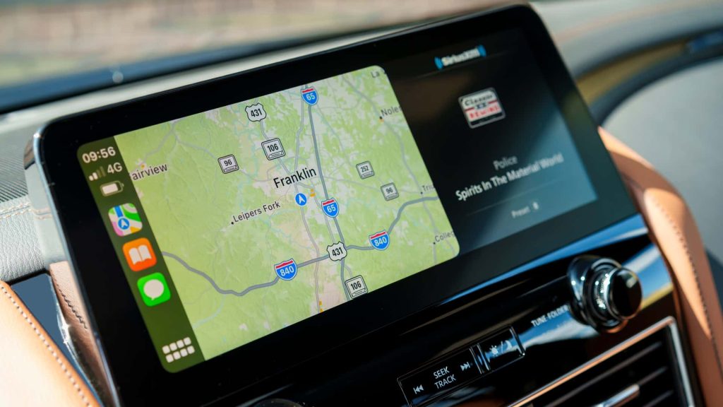 Uvnitř dostanete 12,3palcovou obrazovku infotainmentu s navigací a bezdrátovým Apple CarPlay/Andriod Auto