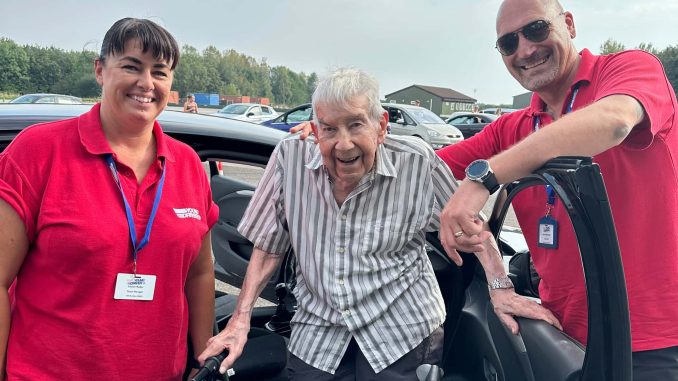Don Mitchell, který nyní má 98 let, boří věkové bariéry a stereotypy tím, že oživuje svou vášeň pro řízení díky programu Young Driver