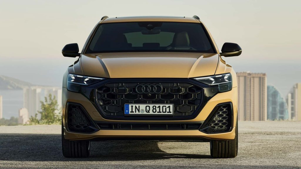 Zajímavé je, že Audi uvádí, že impozantně velkou firemní mřížku chladiče kupé-SUV změnila nejen proto, aby jej odlišila od vozů s označením A, ale také, aby naznačila, že stojí na vrcholu hierarchie