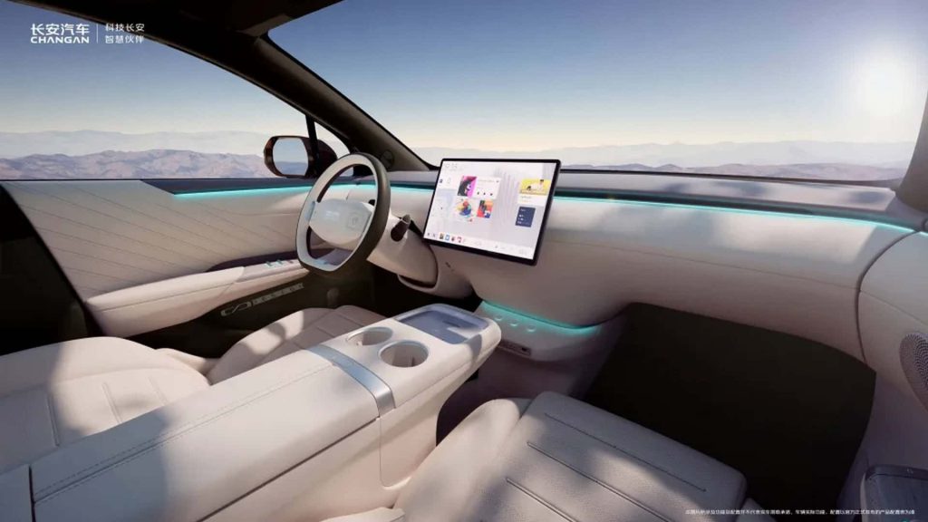 Uvnitř má tento svérázný elektromobil plochý horní volant, head-up displej pro řidiče, dotykovou obrazovku infotainmentu uprostřed a výsuvnou zábavní obrazovku pro spolujezdce