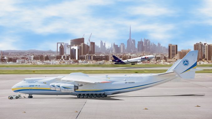 Druhé dubajské letiště by mohlo do roku 2050 odbavit až 250 milionů cestujících ročně. Obě dubajská letiště plánují rozsáhlé rozšíření