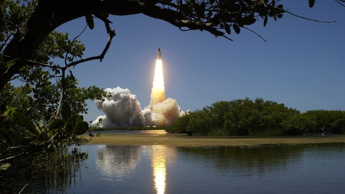 Sonda NASA Osiris-Rex ukončuje svou misi více než sedm let po startu z mysu Canaveral na Floridě. Přiveze s sebou kousek asteroidu Bennu