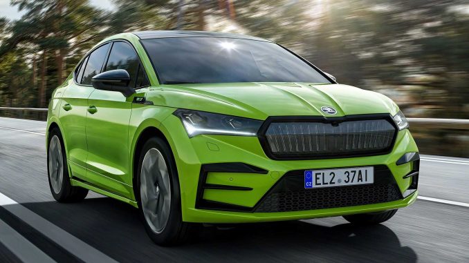 Škoda nyní vylepšuje výkonné elektrické SUV Enyaq RS. Rychlý posun do října 2023 znamená, že dynamické duo dostane vyšší výkon a větší dojezd