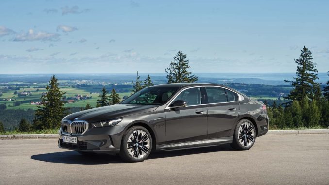 BMW rozšiřuje svou nabídku elektromobilů a vyrábí dvě nové varianty řady 5 s označením 530e a 550e xDrive s hybridním pohonem