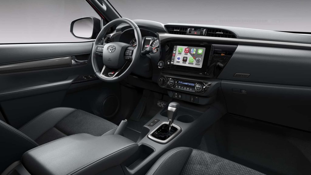 Standardem je osmipalcový infotainment s vestavěnou navigací a kabelovou i bezdrátovou podporou Apple CarPlay, zatímco Android Auto je připojený kabelem
