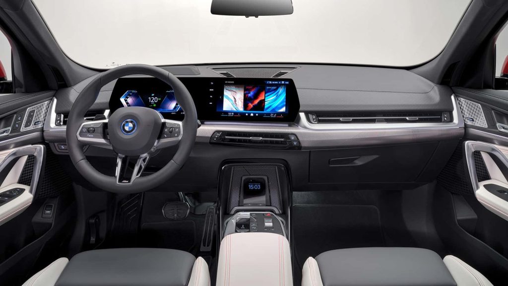 Součástí základní výbavy je také Bluetooth, cloudová GPS navigace a audiosystém se šesti reproduktory a zesilovačem, zatímco na přání se dodává nejnovější verze operačního systému BMW Operating System 9 ve spojení s dvojicí displejů s úhlopříčkou 10,25 a 10,7 palce