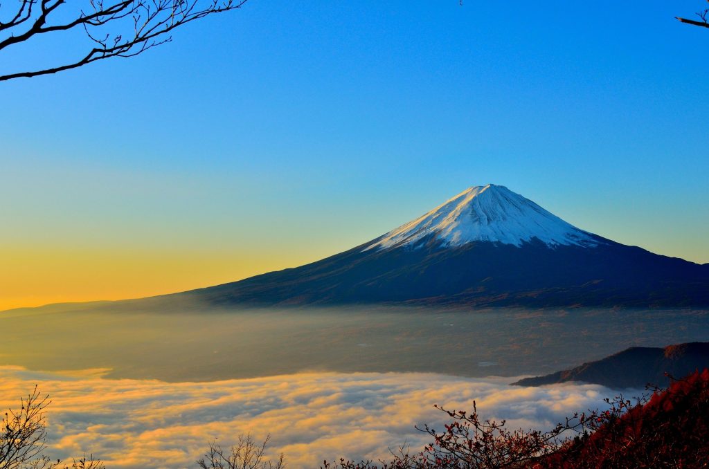 Příliv návštěvníků již vedl k problémům. Na hoře Fudži rostou obavy ze znečištění a bezpečnosti, protože lidé ucpávají cesty na svazích hory.